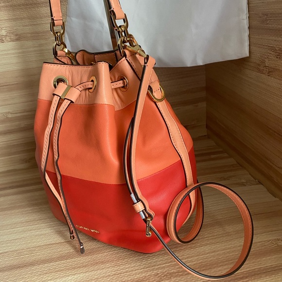 💥😍SUPER  MICHAEL KORS BUCKET DOTTIE COLOR BLOCK GRAPEFRUIT & PINK LEATHER BAG - Picture 8 of 15